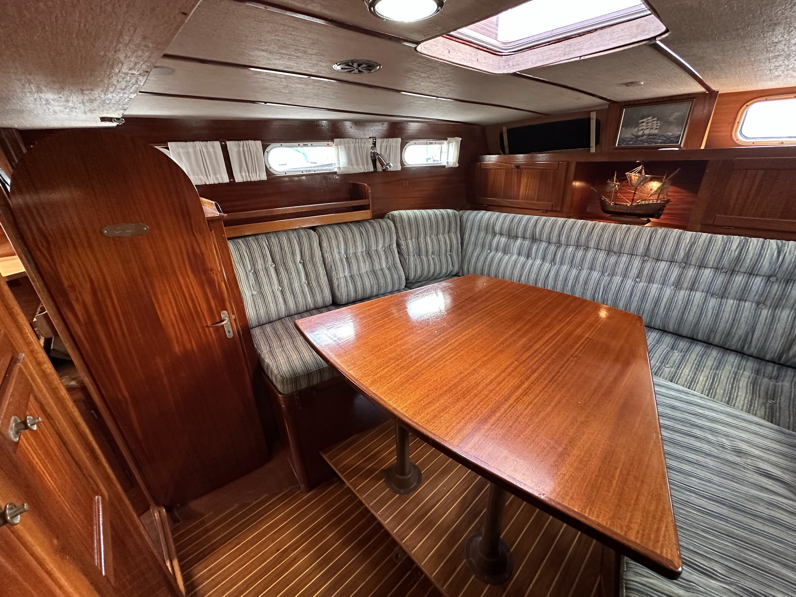 Großer, gemütlicher Achtersalon